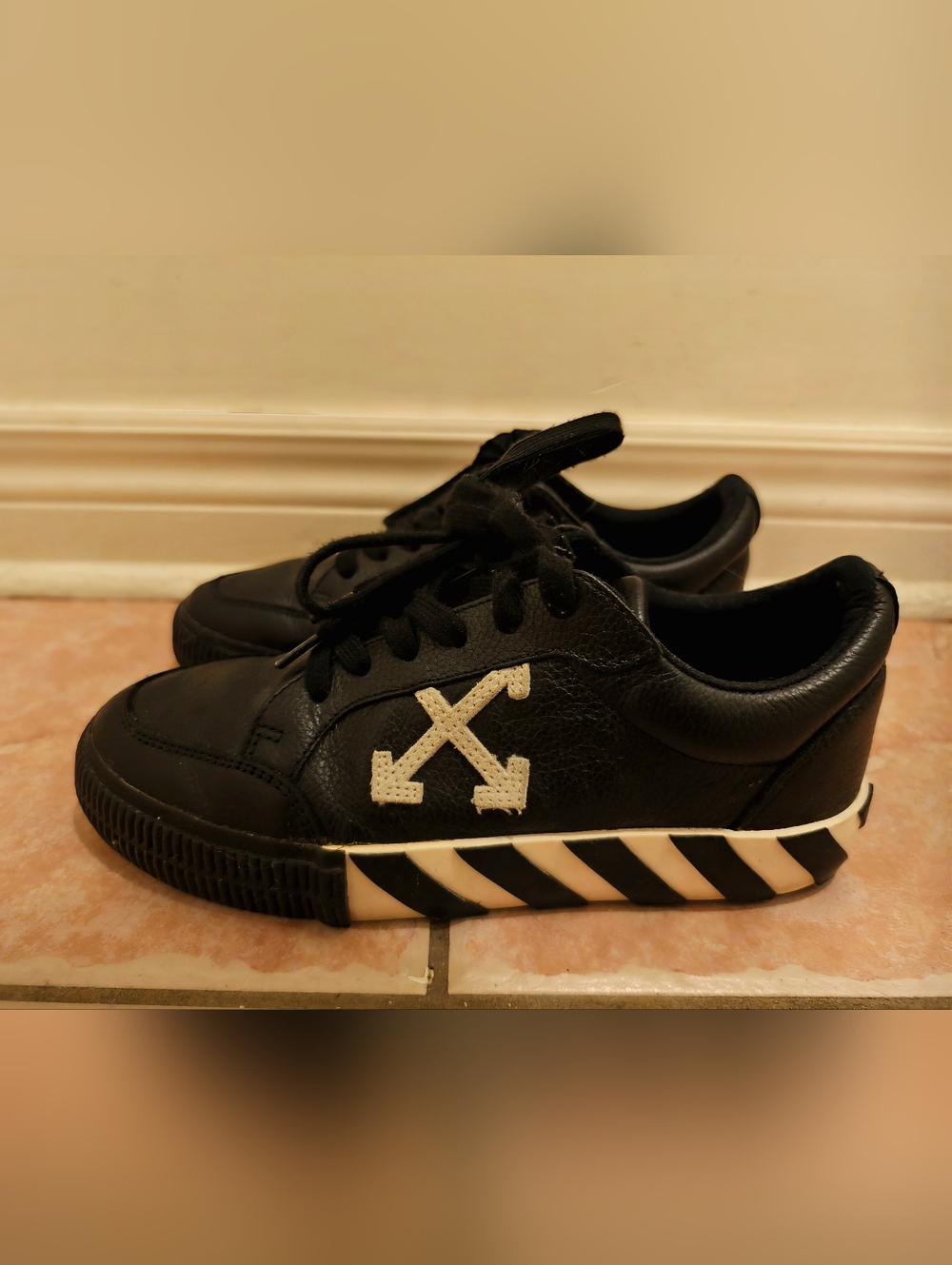 OFF WHITE Vulc Low Black Leather Sneakers
